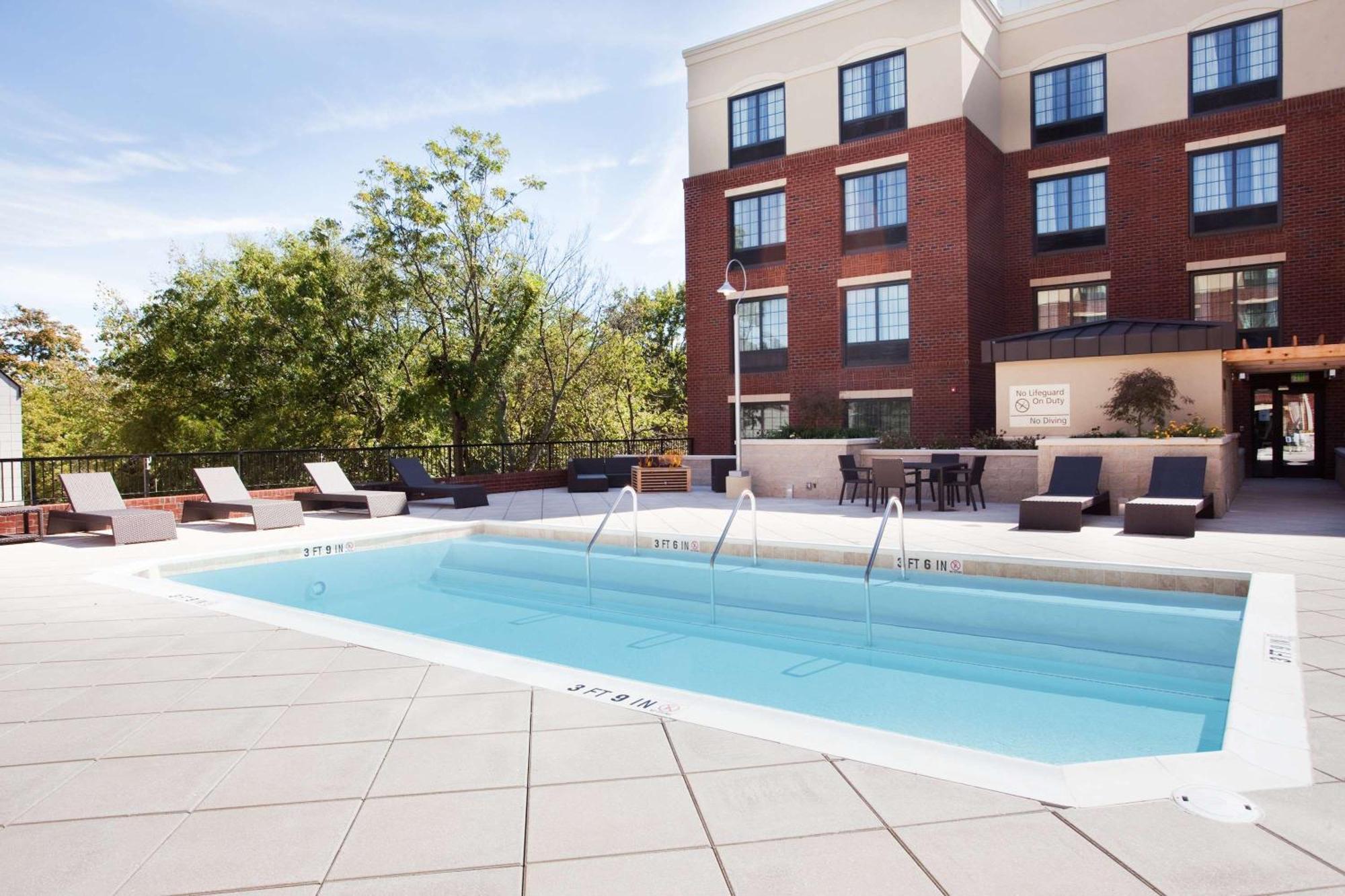 Hampton Inn & Suites Chapel Hill/Carrboro Esterno foto
